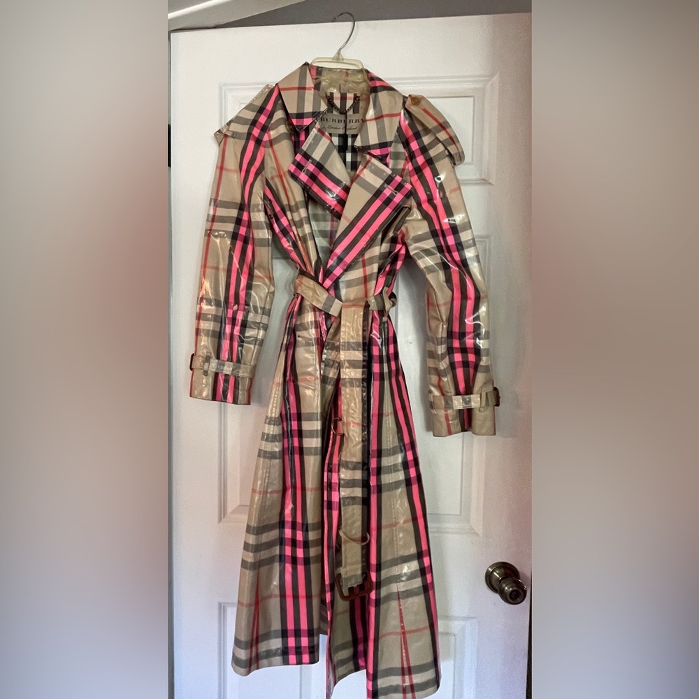 NWT RARE BURBERRY EASTHEATH PINK AND TAN TRENCH COAT. LAMINATED. SZ 4 US. RUNWAY